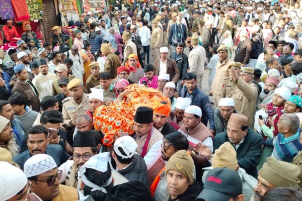 Rajasthan News: भाजपा अल्पसंख्यक मोर्चा के प्रदेशाध्यक्ष हमीद खान मेवाती के नेतृत्व में अजमेर दरगाह में पेश की मुख्यमंत्री द्वारा भेजी गई चादर